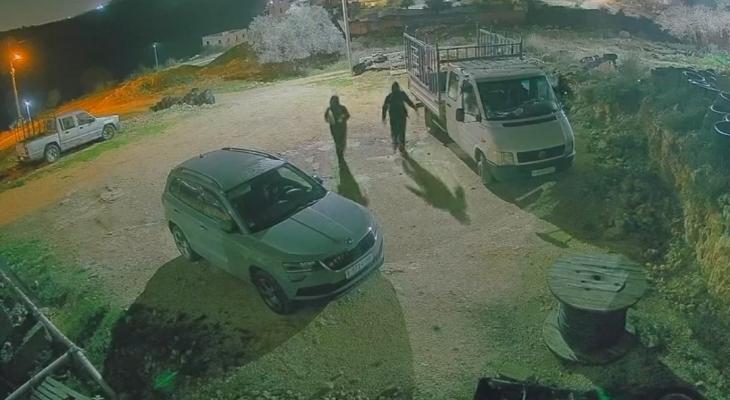 مستوطنون يحرقون مركبتين شمال رام الله وآخرون يهاجمون تجمع خلة السدرة شمال القدس