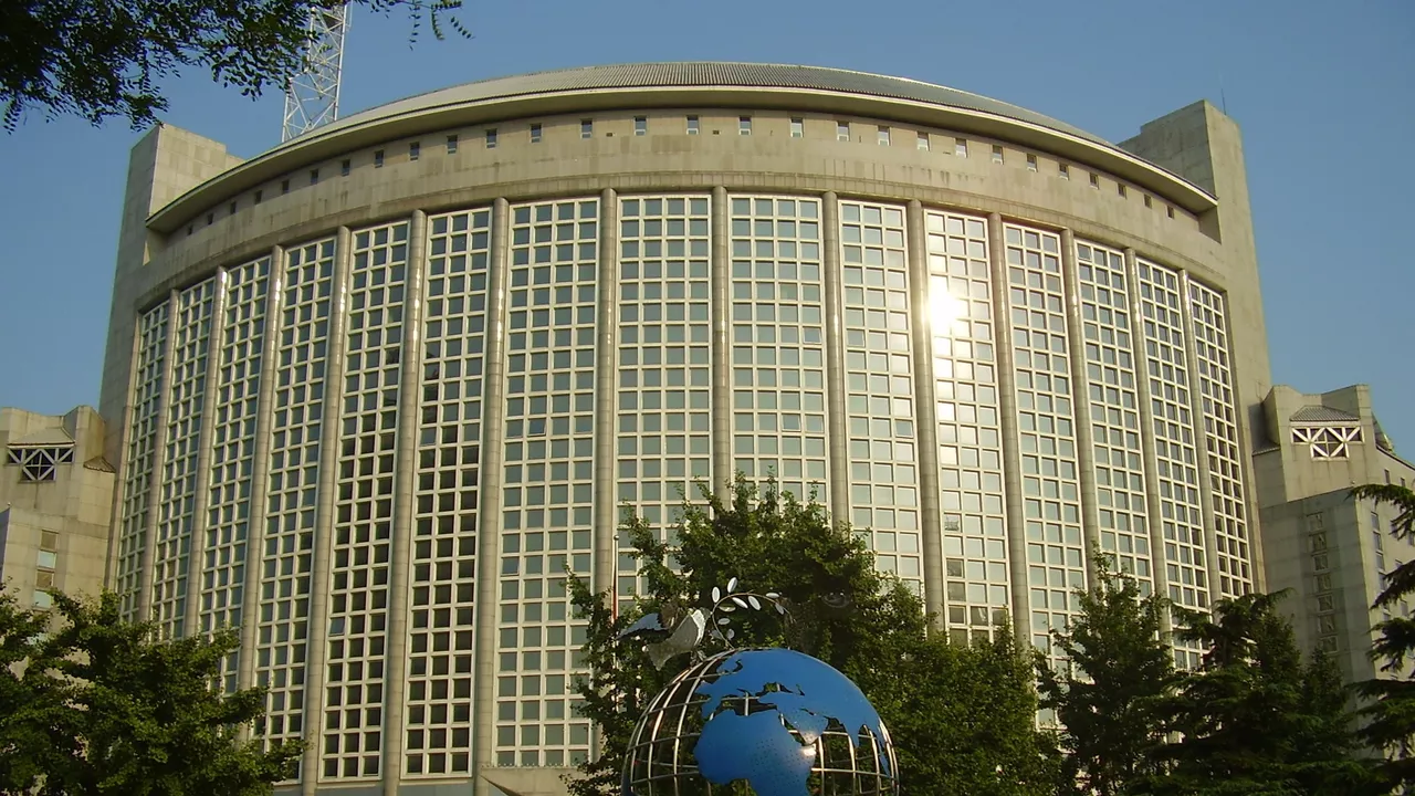 الخارجية الصينية تدعو إلى تهدئة الوضع وخفض التصعيد في مضيق هرمز