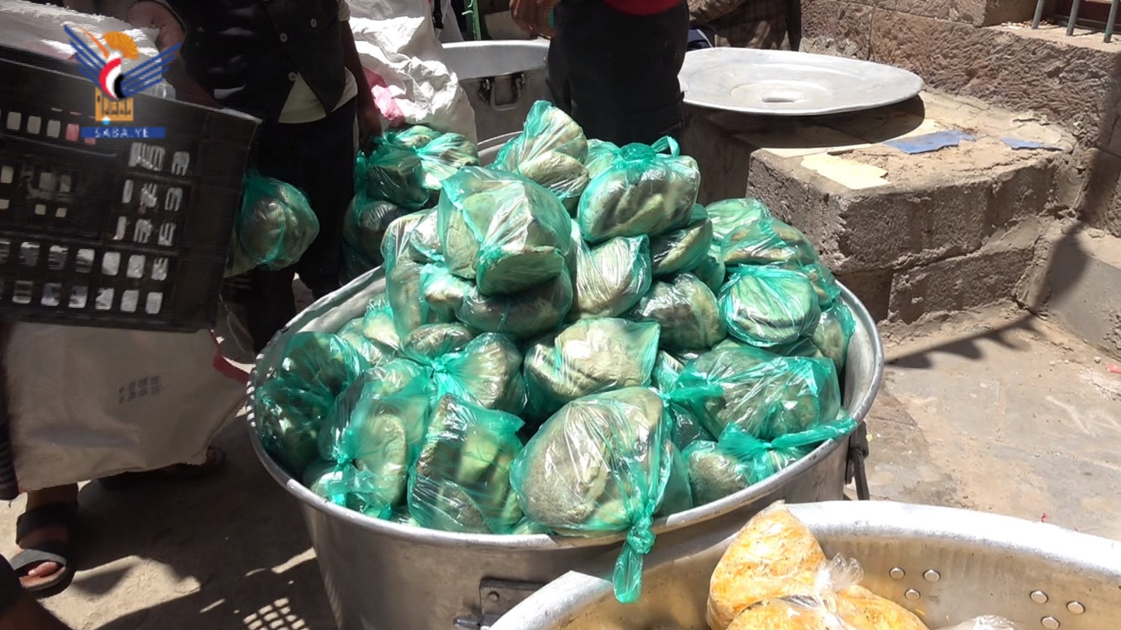 أمانة العاصمة.. توزيع 25 ألف وجبة غذائية للفقراء بمديرية الوحدة أمانة العاصمة.. توزيع 25 ألف وجبة غذائية للفقراء بمديرية الوحدة