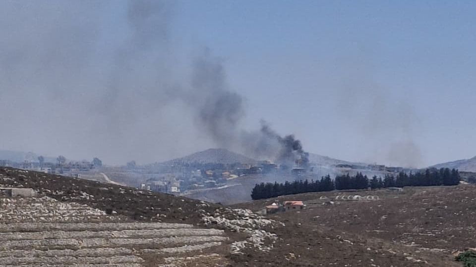لبنان.. العدو الإسرائيلي يقصف بلدة ويشعل نيران في مزرعة بالجنوب وطيرانه يحلق فوق بيروت والضاحية