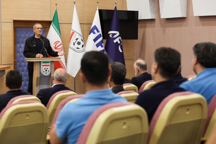 بزشكيان يحث المنتخب الإيراني على رفع علم بلاده عالياً في كأس العالم بأمريكا