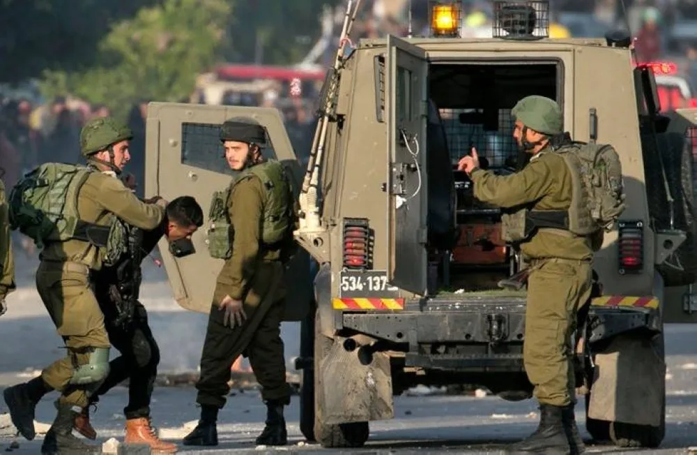 العدو الإسرائيلي يعتقل 9 فلسطينيين من الضفة الغربية المحتلة