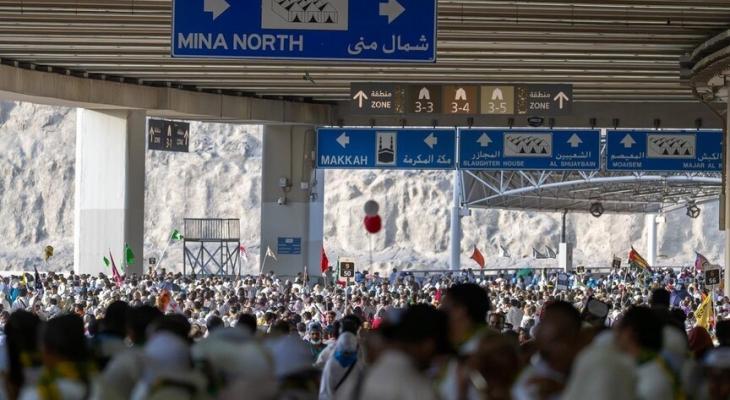 حجاج بيت الله يرمون الجمرات في أول أيام التشريق