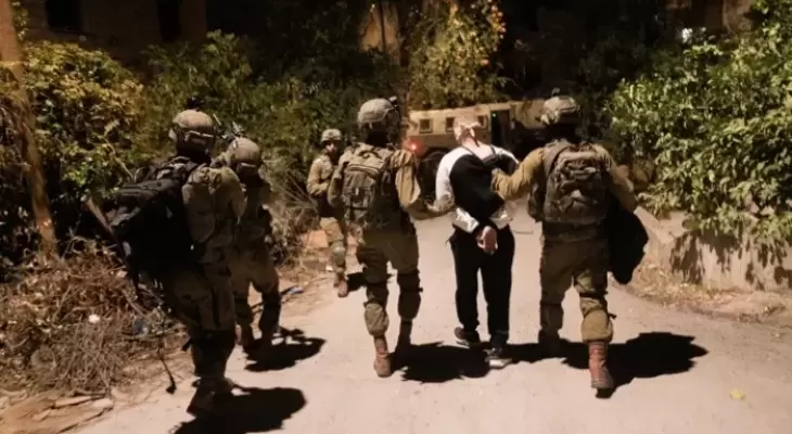 العدو الإسرائيلي يعتقل 5 فلسطينيين خلال اقتحامات واسعة في الضفة الغربية