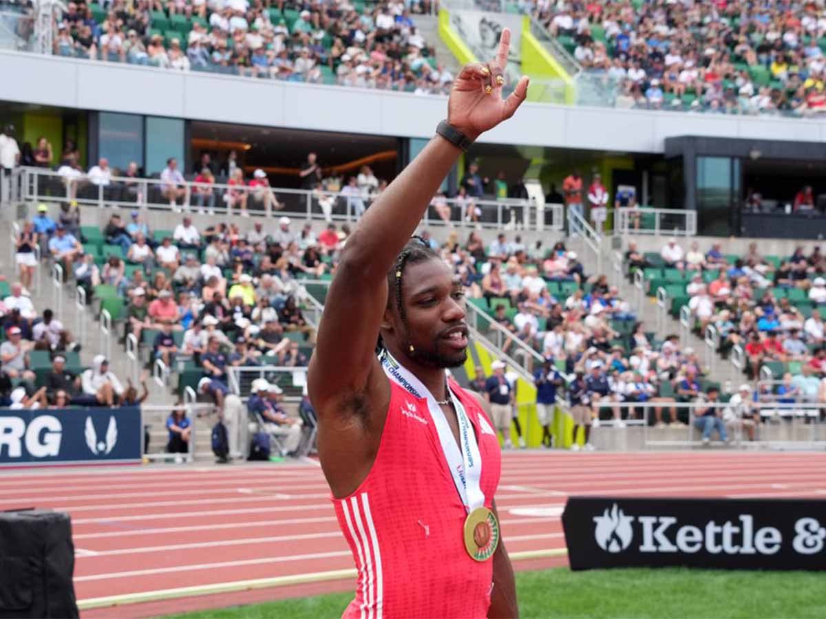 العداء لايلز يسجل أسرع زمن بسباق 200 متر خلال العام الجاري العداء لايلز يسجل أسرع زمن بسباق 200 متر خلال العام الجاري