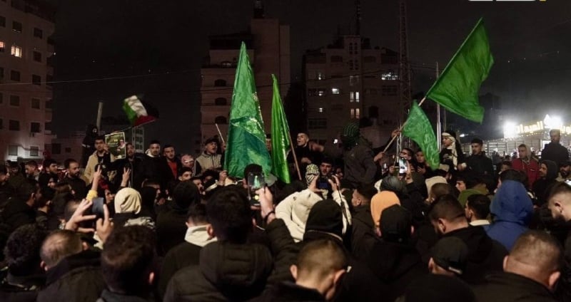 الإفراج عن 90 أسيرا فلسطينيا ضمن المرحلة الأولى من صفقة التبادل من سجن عوفر الإفراج عن 90 أسيرا فلسطينيا ضمن المرحلة الأولى من صفقة التبادل من سجن عوفر