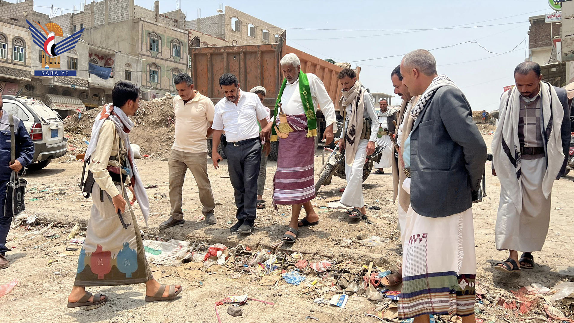 قحيم يتفقد سير العمل بمشروع رص وتأهيل الشارع العام في مدينة الشرق بذمار