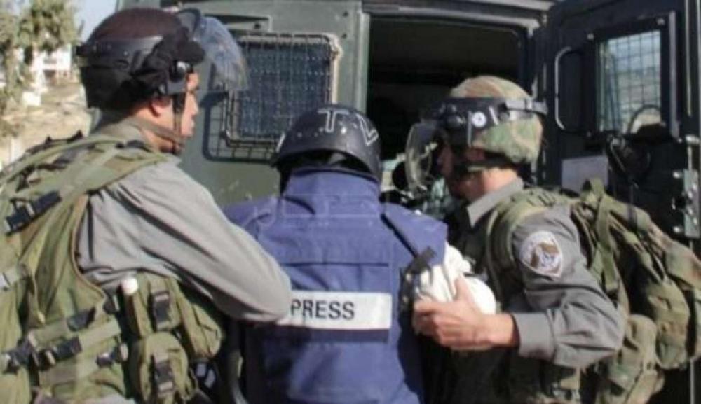 المركز الفلسطيني للدفاع عن الأسرى: 45 صحفيًا معتقلًا في السجون الصهيونية 