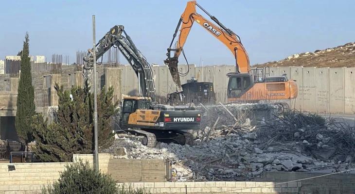 العدو الإسرائيلي يشرع بهدم مصنع حديد قرب القدس