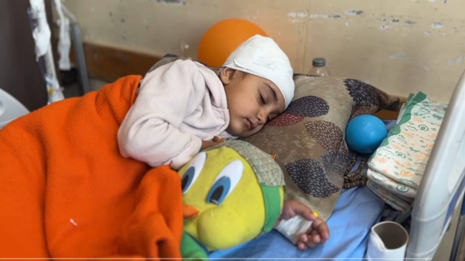 من قلب غزة النازف: سارة طفلة أفقدها العدو الإسرائيلي بصرها ويحرم عائلتها من أمل العلاج