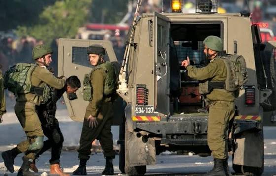 العدو الإسرائيلي يعتقل 13 فلسطينيا بينهم محررون و4 أشقاء في الضفة