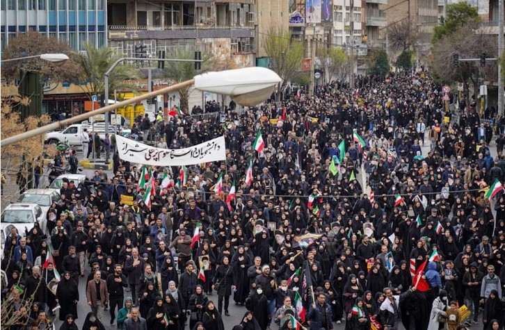 مظاهرات حاشدة في إيران تنديداً بالعدوان الأمريكي الصهيوني ودعماً لقائد الثورة