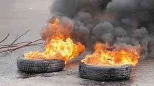 أمانة العاصمة تحذّر من مخاطر إحراق الإطارات