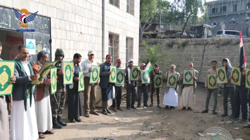 وقفة لكوادر المؤسسة المحلية للمياه بالمحويت تنديدًا بالإساءة للقرآن الكريم
