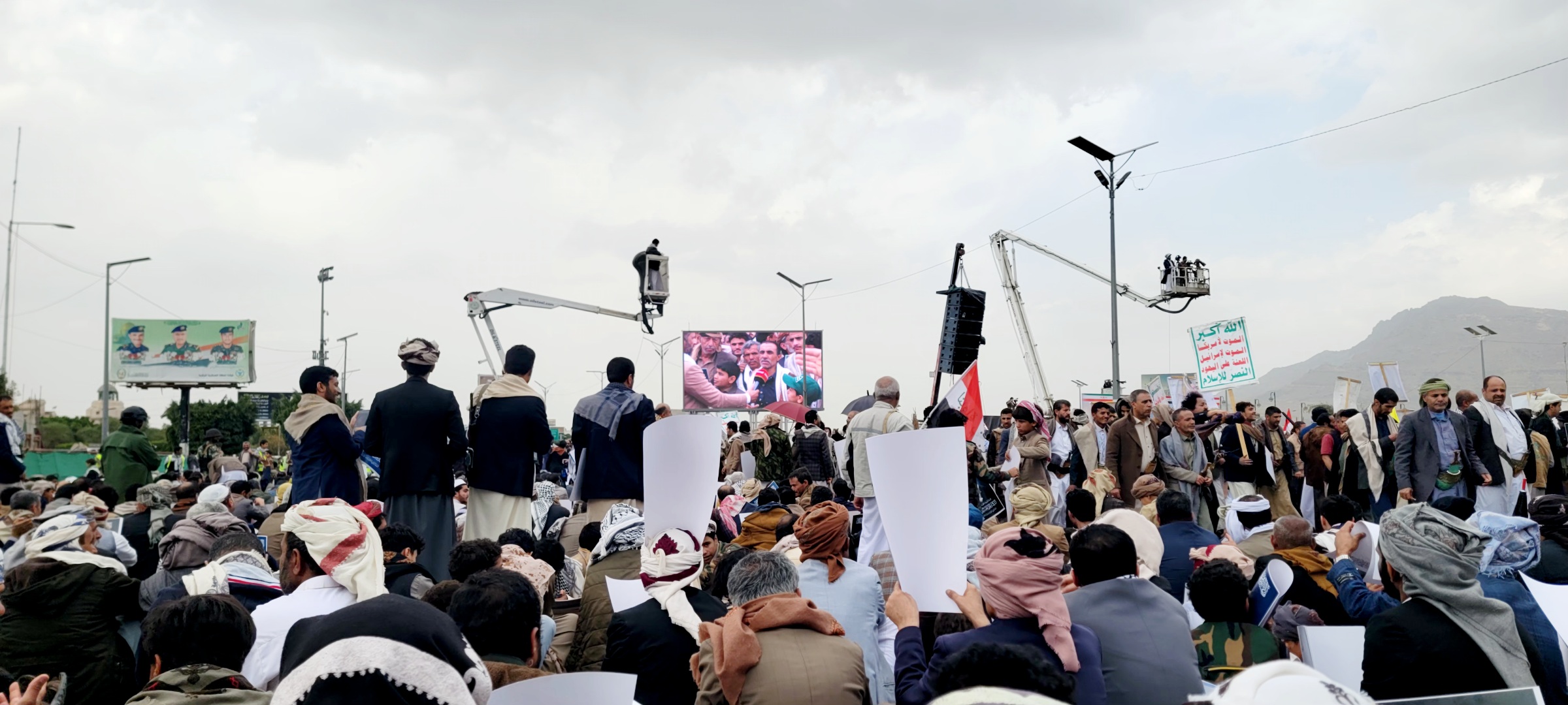 الحشود الجماهيرية تتوافد إلى ميدان السبعين وساحات المحافظات