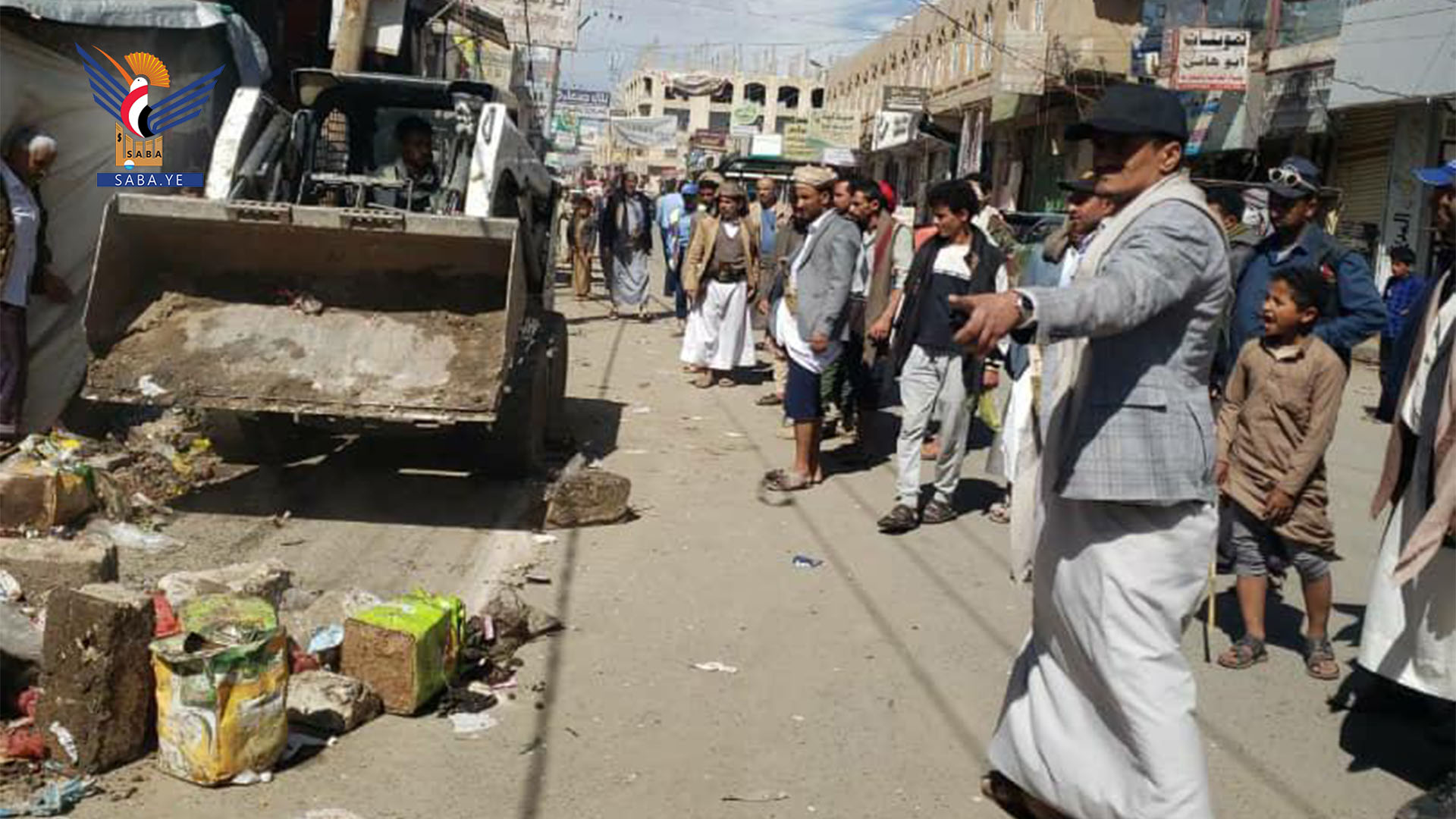 حملة لإزالة العشوائيات والمخالفات بمديرية همدان