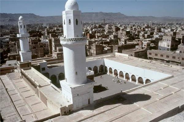 الرهوي وعدد من قيادات الدولة يؤدون صلاة عيد الأضحى بالجامع  الكبير بصنعاء