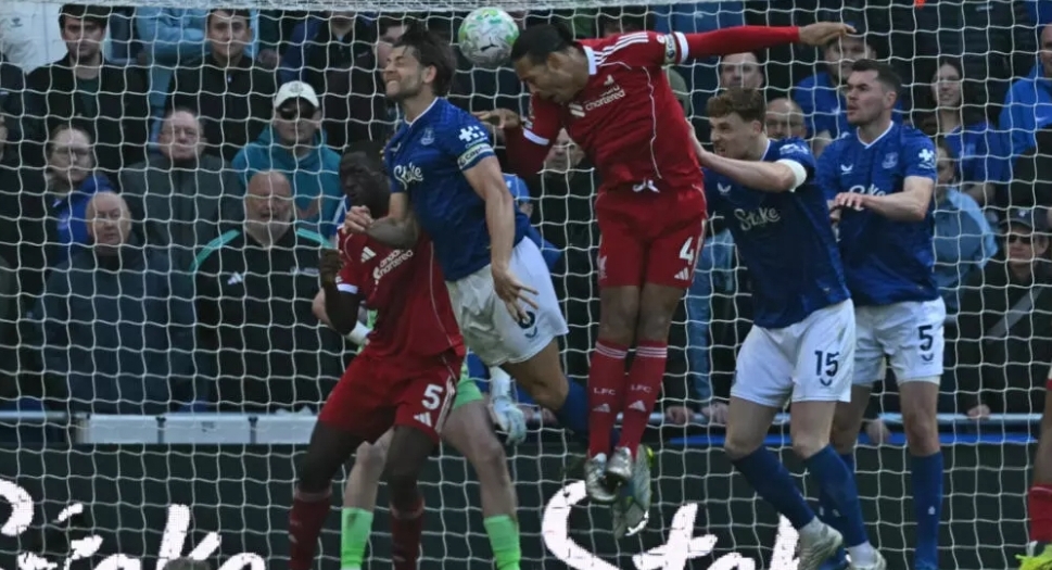 ليفربول يتغلب على مضيفه إيفرتون في الدوري الإنجليزي