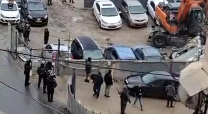 العدو الإسرائيلي يهدم موقف سيارات وغرف متنقلة بالقدس.. ومستوطنون يعتدون على أراض زراعية