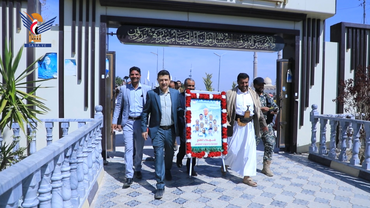 قيادة وموظفو وزارة التربية يزورون أضرحة الشهداء الصماد والرهوي والغماري