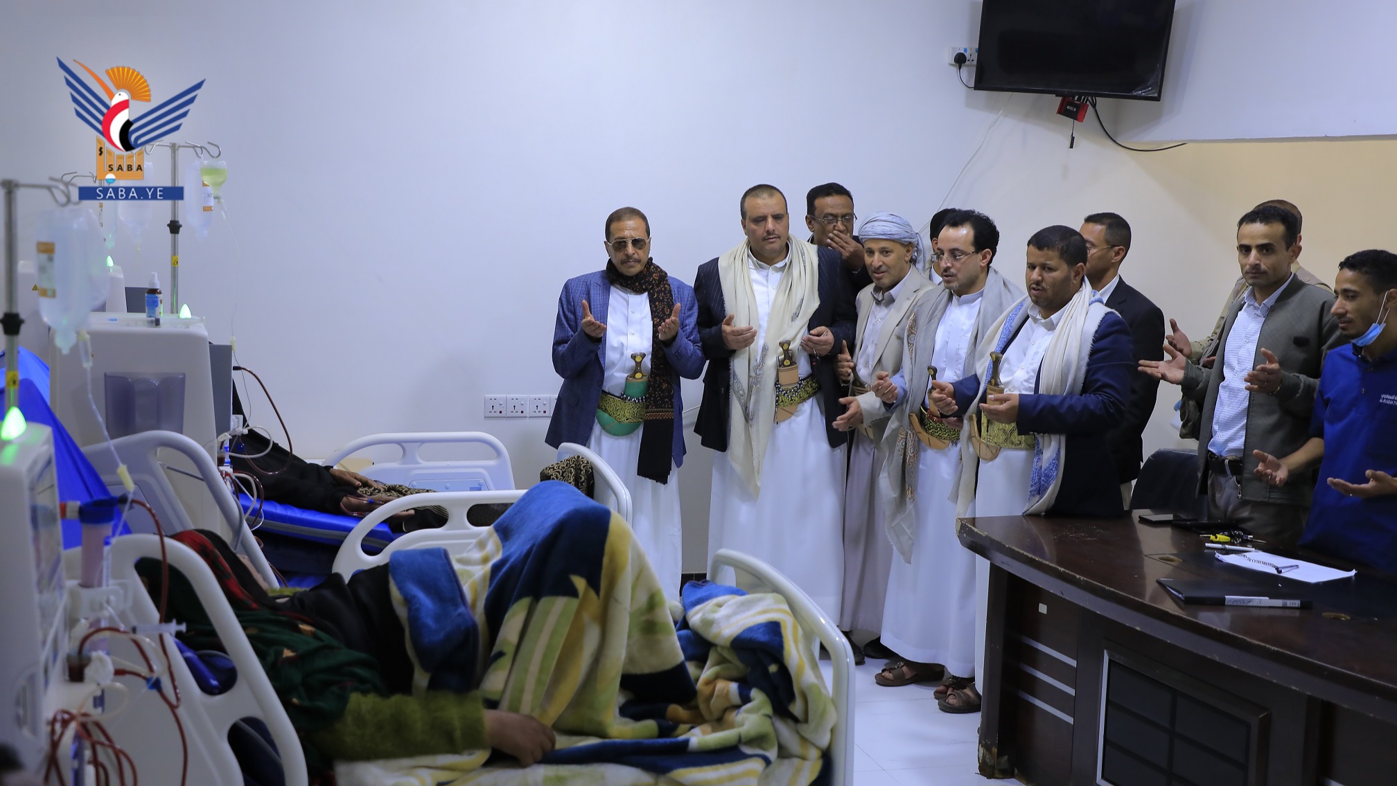 وزير المالية والقائم بأعمال وزير الاقتصاد يزوران عددا من المستشفيات في تعز