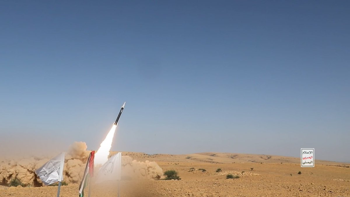 إعلام العدو: دوي صفارات الإنذار وتعليق العمل الملاحي إثر إطلاق صاروخين من اليمن  