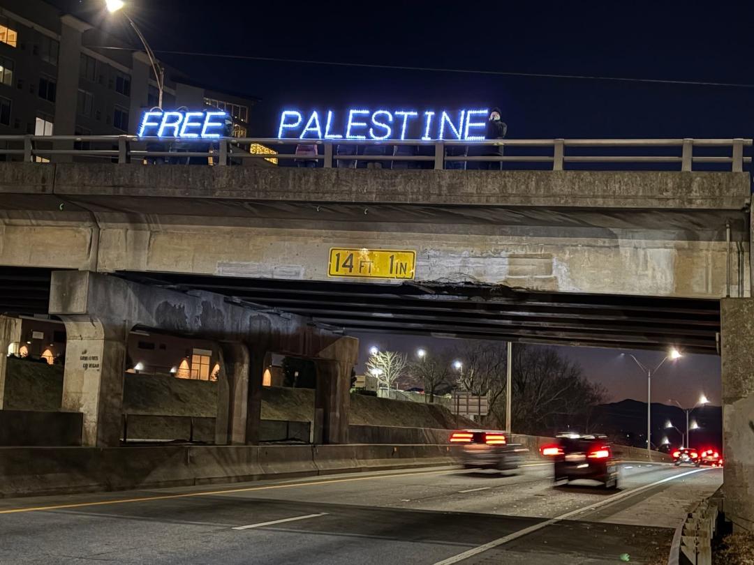 "قدامى محاربين" بولاية كارولاينا الشمالية يرفعون لافتة مضيئة "Free Palestine" تضامنا مع الشعب الفلسطيني
