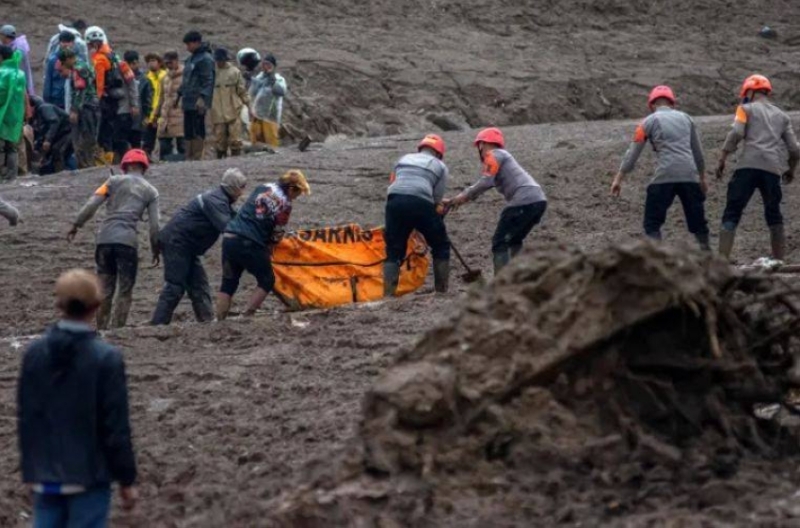 ارتفاع عدد قتلى انهيار أرضي في إندونيسيا إلى 49