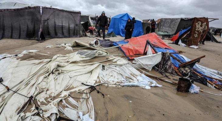 الدفاع المدني بغزة: الرياح تسببت بتدمير وتطاير الآلاف من خيام النازحين