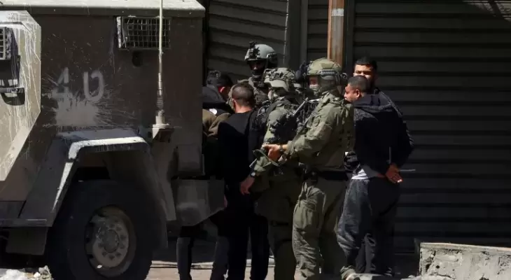 العدو الإسرائيلي يعتقل 14 فلسطينيا من القدس والضفة الغربية
