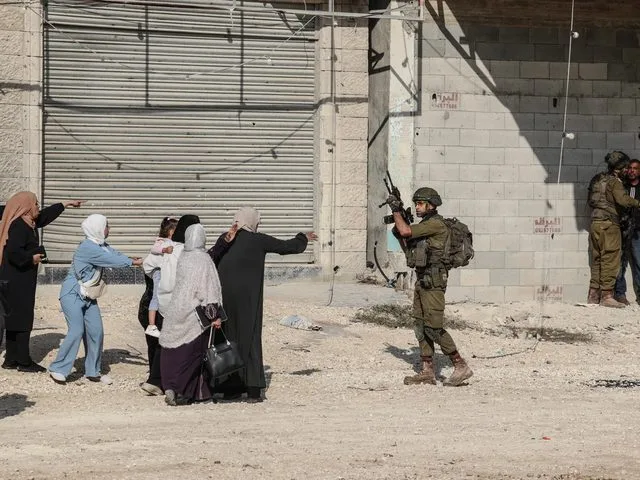 العدو الإسرائيلي يعتقل شابا فلسطينيا وفتاة من الخليل ويشرد قسرا أكثر من 450 عائلة