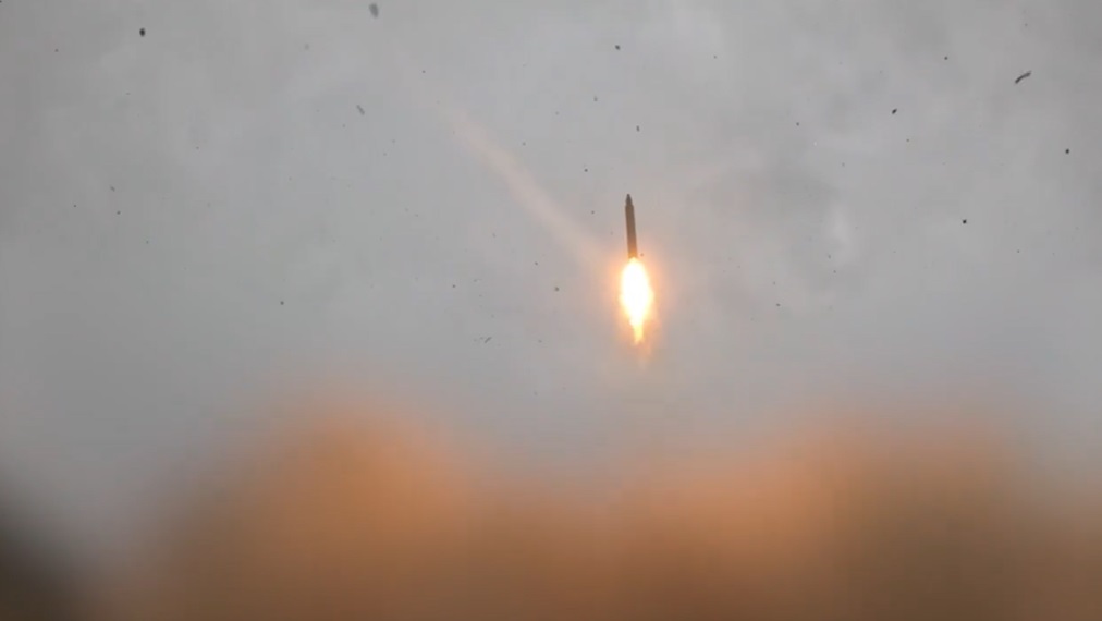 "الثوري الإيراني" يعلن إطلاق الموجة 61 من "الوعد الصادق 4" ردا على مقتل علي لاريجاني