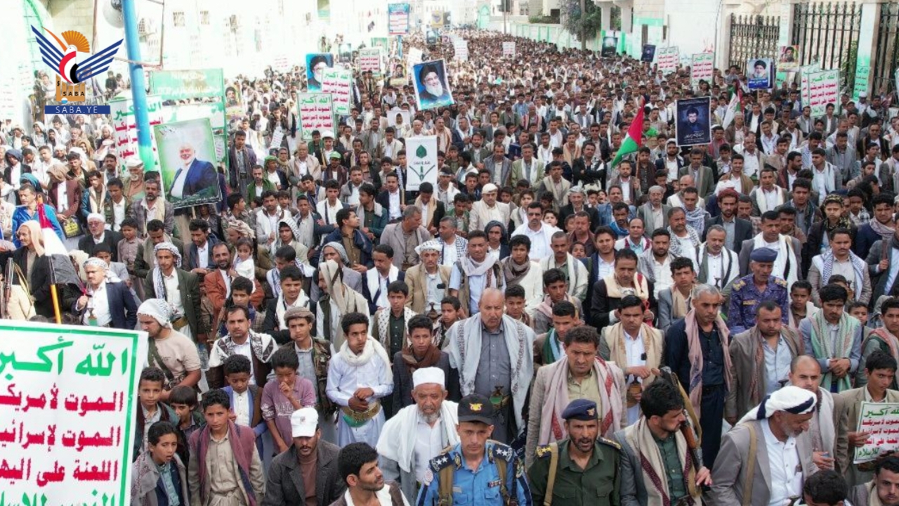 مسيرات حاشدة في حجة تحت شعار "لنصرة غزة.. بقوة الله هزمنا أمريكا وسنهزم إسرائيل"