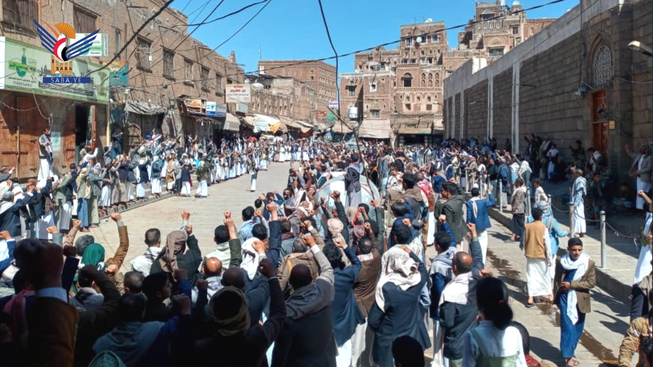 وقفات في أمانة العاصمة بذكرى الهروب المذل للمارينز الأمريكي من صنعاء