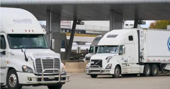 دخول الرسوم الجمركية الأمريكية على الشاحنات والحافلات حيز التنفيذ