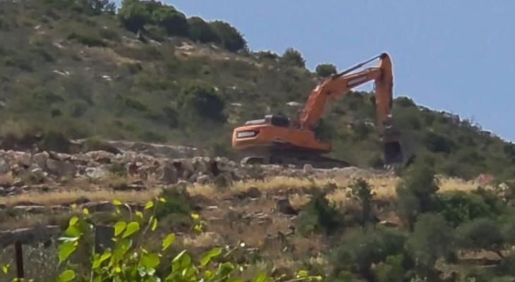 العدو الإسرائيلي يواصل تجريف أراضٍ فلسطينية في نحالين غرب بيت لحم ومستوطنون يحطمون شواهد قبور شرقا