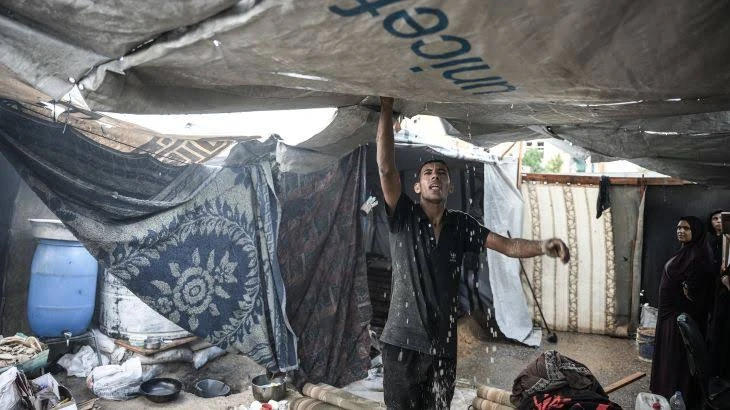 الهلال الأحمر: نصف سكان غزة يعيشون في خيام مهترئة وسط موجة البرد القارس