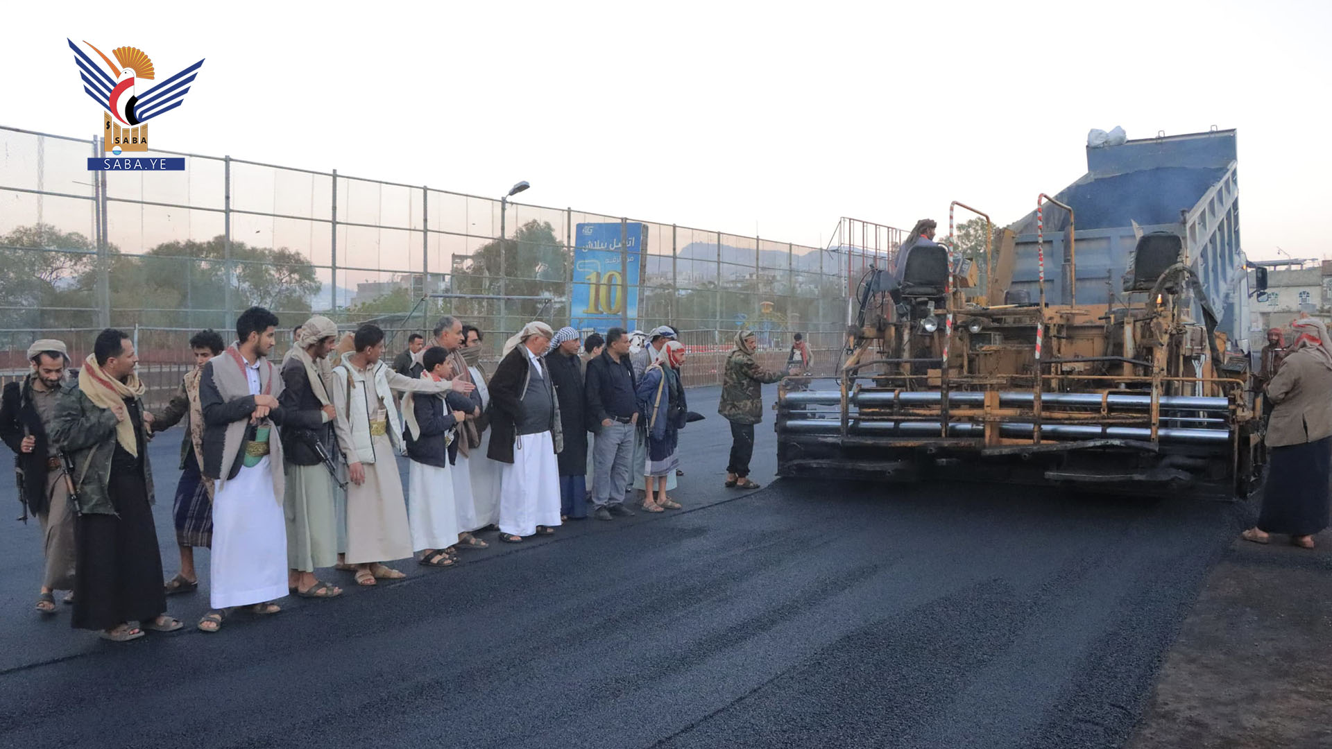 محافظ إب يتفقد سير العمل في مشروع تعشيب ملعب الكبسي