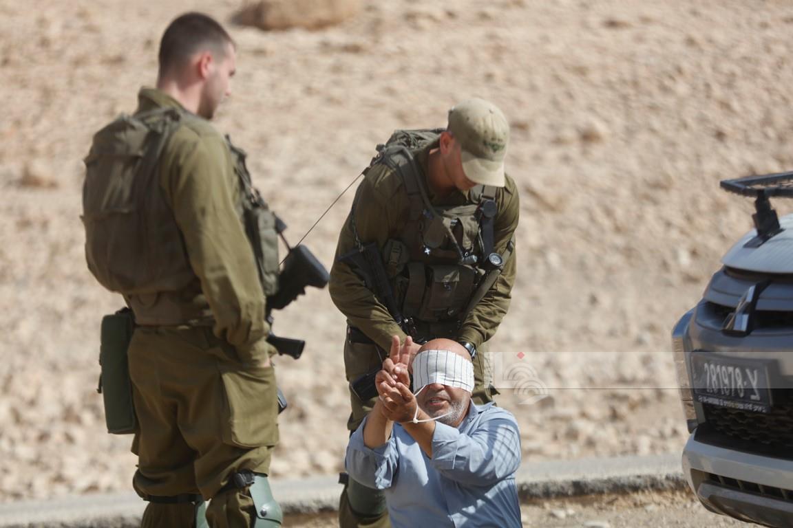 العدو الصهيوني يعتقل فلسطيني ويطلق قنابل الصوت والغاز السام بالخليل ويصادر مركبتين برام الله