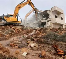 جرافات العدو الصهيوني تشرع بهدم منزلا ومنشأة صناعية شمال رام الله