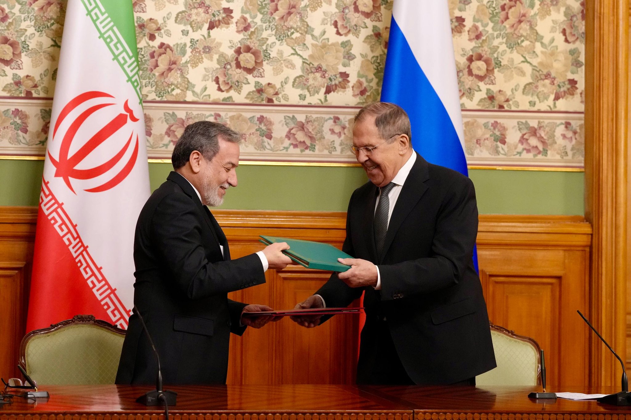 وزارتي خارجية ‎إيران وروسيا توقعان وثيقة برنامج المشاورات للفترة 2026 - 2028