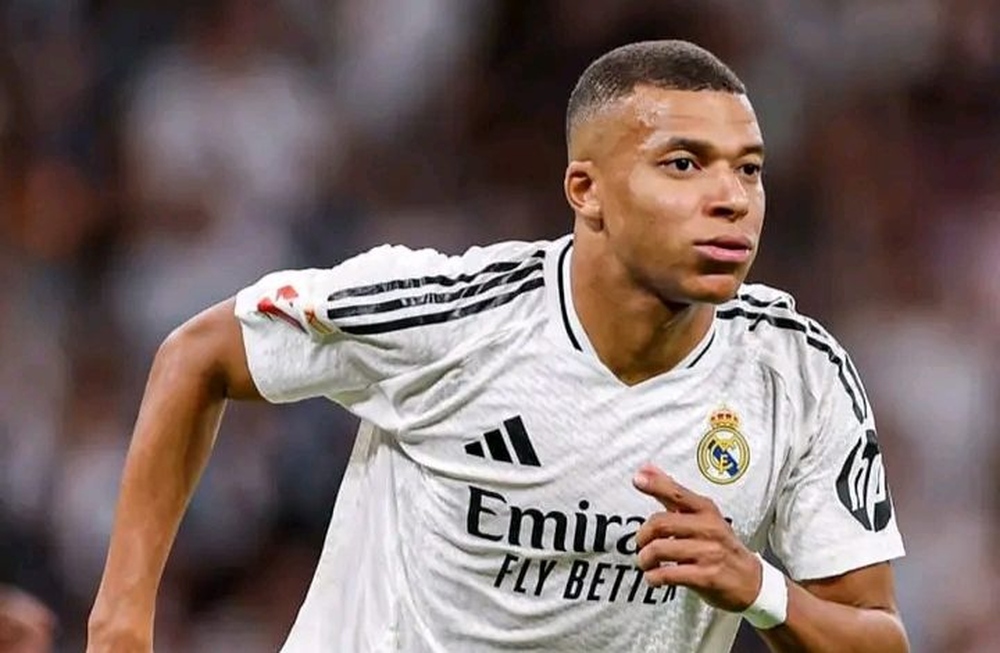 ريال مدريد الإسباني يعلن غياب مهاجمه مبابي عن الملاعب بسبب إصابة في الفخذ