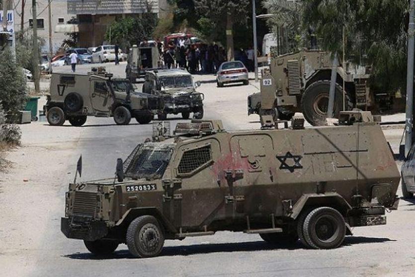 العدو الإسرائيلي يحتجز مواطنين فلسطينيين وينكل بهم في قرية أبو فلاح
