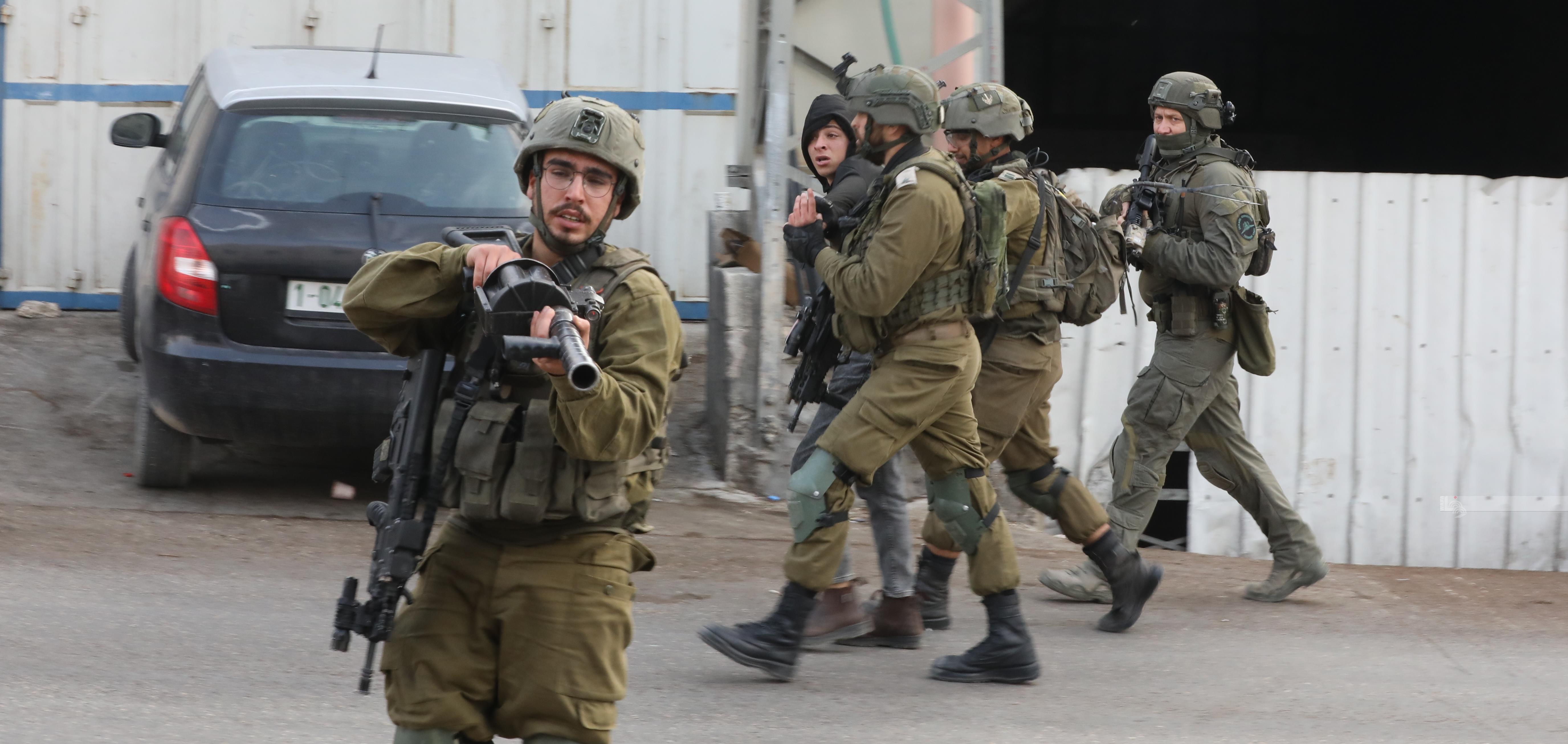 العدو الإسرائيلي يعتقل 22 فلسطينيا من الضفة الغربية والقدس المحتلة