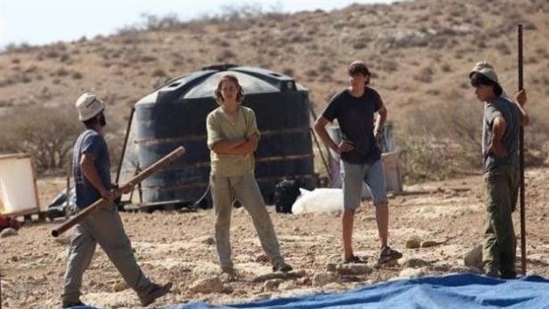 مستوطنون يعتدون على فلسطينيين ومتضامنين أجانب في مسافر يطا