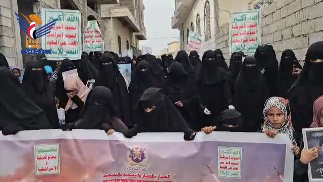 وقفة نسائية بتعز تأييداً لمعادلة الحصار بالحصار