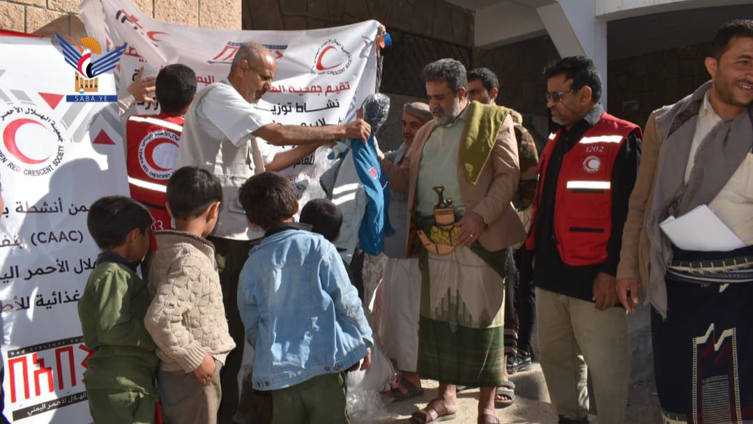 جمعية الهلال الأحمر اليمني توزع جواكت شتوية لطلاب المدارس بمدينتي البيضاء ورداع