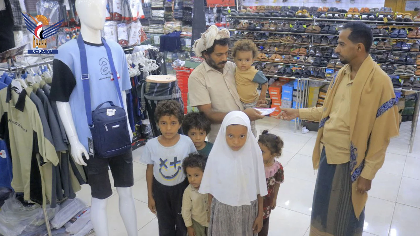 وكيل أول محافظة الحديدة يدّشن مشروع الكسوة العيدية بتمويل هيئة الزكاة