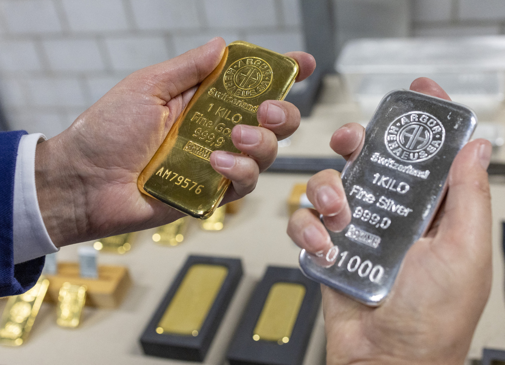 الذهب والفضة يشهدان هبوطا قياسيا مع انخفاض الطلب على الملاذ الآمن