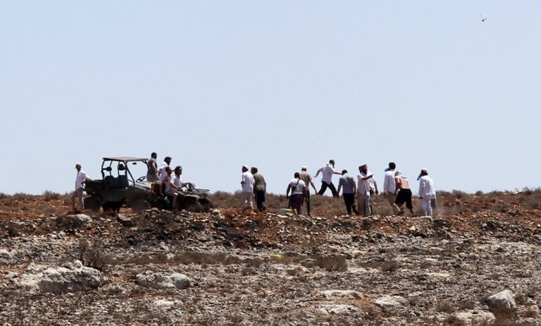 مستوطنون يجرفون أراضي الفلسطينيين في قرية بيرين شرق يطا